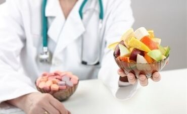 Nutricionista con ensalada de frutas