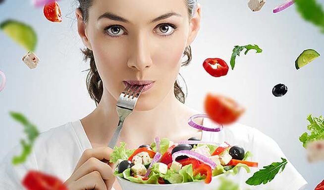 Mujer con ensalada de dieta mediterránea.