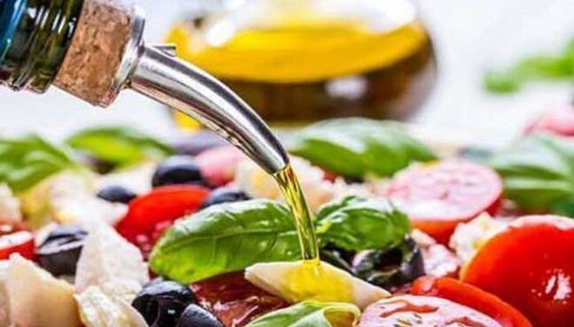 ensalada de verduras con aceite vegetal plato de dieta mediterránea